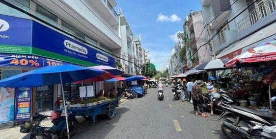 Bán nhà riêng: Bán nhà MTKD ngay chợ p.10, Q.6. 4 tấm, giá 13,5 tỷ.