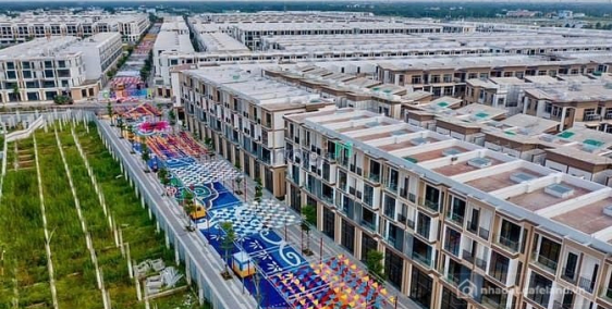 Bán nhà riêng: -	Bán gấp căn nhà phố liền kề xây sẵn 90m2, 4 tầng dự án T&T Long