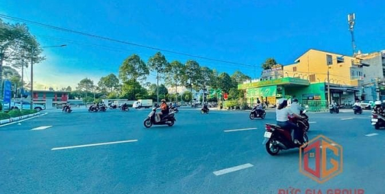 Bán nhà phố dự án: Mặt tiền Phạm Văn Thuận ngang 13.5m tổng 486m2 giá 65 tỷ siêu