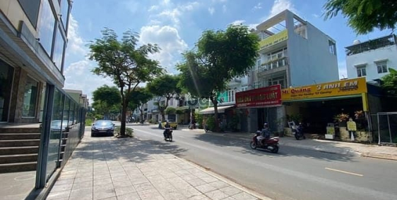 Bán biệt thự: Bán nhà mặt tiền KDC Đông Thủ Thiêm DT 108m2 giá 22 tỷ, SHR alo e 