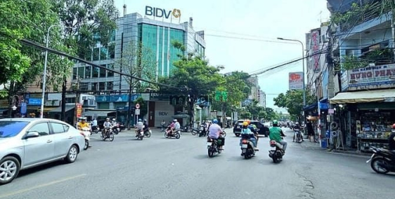 Bán biệt thự: Mặt tiền CMT8 Vòng Xoay Nhà Thờ 28m2 đất 4,5 tỷ nhà 3 tấm 100m2 sà