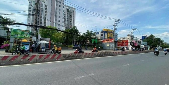 Bán biệt thự: 220 m2 mặt tiền đường Huỳnh Tấn Phát, KDBB sầm uất. Hơn 17 tỷ.