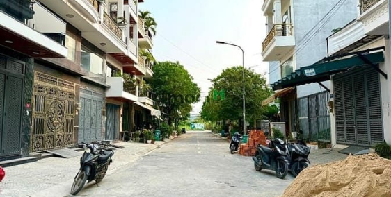 Bán nhà riêng: Nhà Có Thang Máy, bên trường học, DT:4x15,5M, Lửng, 3Lầu, 4PN, Ga