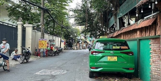 Bán nhà riêng: Bán nhà 7T đẹp hẻm 656 Quang Trung ngang 6m có hầm T.máy gần chợ 