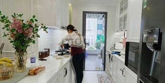 Bán căn hộ chung cư: Gia đình tôi kẹt tiền cần bán nhà gấp 2PN -86m2 để lại nội 