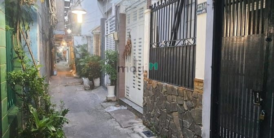 Bán nhà riêng: Bán nhà 273/6 Nguyễn Đình Chiểu, 1 trệt, 3 lầu, 3wc, sân thượng