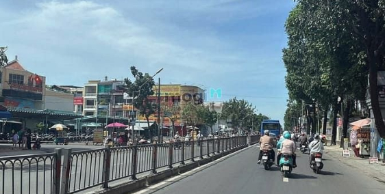 Bán nhà riêng: Bán gấp rút nhà hai mặt tiền ngang 6m 56m2 hẻm xe hơi đường quang