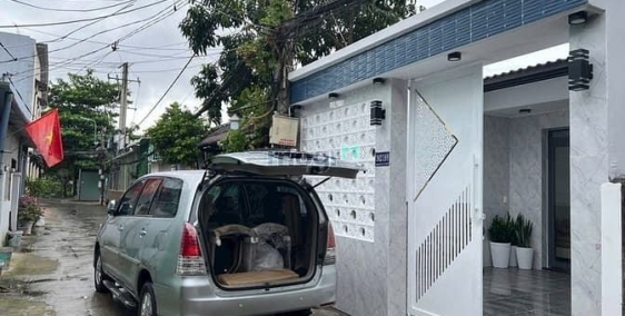 Bán nhà riêng: 100m2 hai tầng. Xe hơi vô nhà được. Hẻm 1942 Huỳnh Tấn Phát. Nhà 