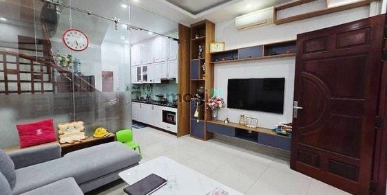 Bán nhà riêng: Nhà đẹp hàng xóm phố Việt Hưng, chỉ hơn 6 tỷ, ô tô đỗ tận cổng