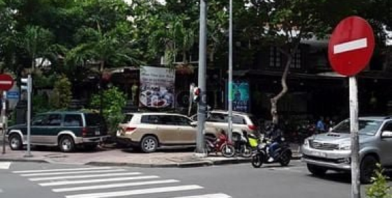 Nhà phố: Cho thuê góc 2 MT võ thị 6 và trương định quận 3, 32 x 32, trệt 1Lầu