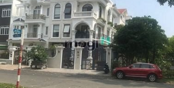 Gia đình cần cho thuê biệt thự góc sân vườn Phú Mỹ Hưng, Q7