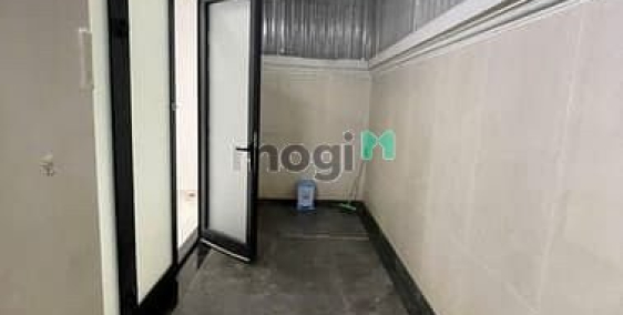 Biệt thự: Cho thuê tầng trệt nhà phố 126m2 có máy lạnh, lối đi riêng