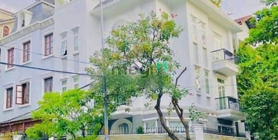 Nhà riêng: BIỆT THỰ SÂN VƯỜN Sư Vạn  Hạnh Quận 10 - 3 TẦNG - Ngang 10 Mét