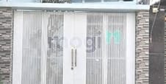 Nhà phố: Sát mặt tiền Bình Phú. 1T,1L,1Th. Sân rộng để xe hơi, mới sơn sửa