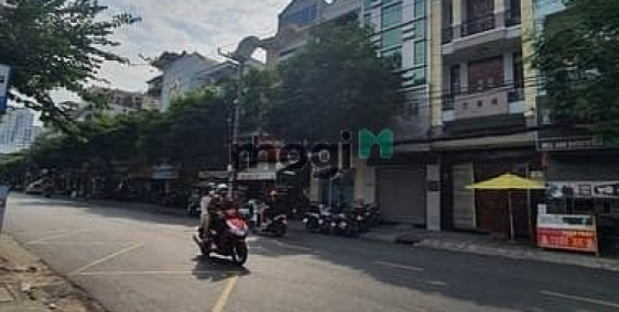 Nhà phố: Cho thuê nhà Mặt tiền Nguyễn hồng Đào-Đối diện Chợ BC. DT 4.5x16. 2Lầu