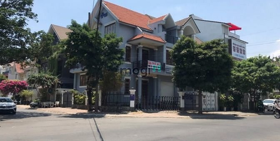 Nhà phố: Cho thuê nhà Hầm + 2,5 lầu. góc 2mt Nguyễn Qúy Cảnh. 10x20m. giá 45tr