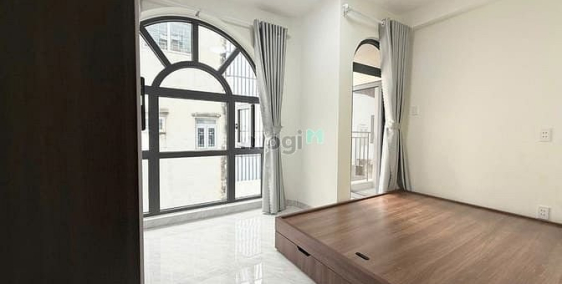 Nhà hàng - Khách sạn:  Tung 20 Căn Mới Xây, Có Ban Công, Có Cửa Sổ Ngay Ngã Tư 