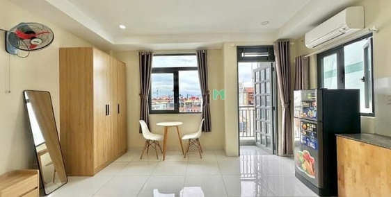 Nhà hàng - Khách sạn:  Ban Công Thoáng Mát, Thư Giãn Sau Giờ Làm.Nằm ngay ngã t