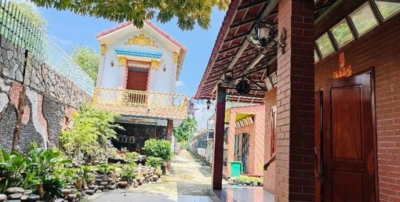 Bán nhà riêng: Khu nhà đẹp lung linh, vườn rộng rải trại thú độc lạ, 3461m2; 24,