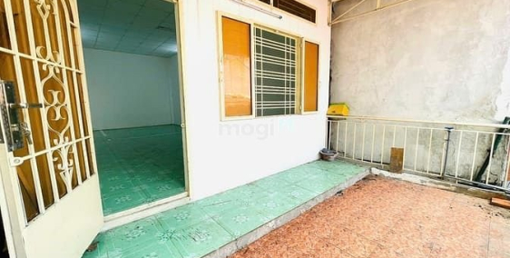 Bán nhà riêng: Bán nhà cách MT Nguyên Hồng 3 bước, 2 tầng, DTSD 99m2, giá 90 tri