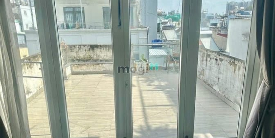 Phòng trọ: Phòng máy lạnh 27m2, tầng bốn, sân rộng BBQ