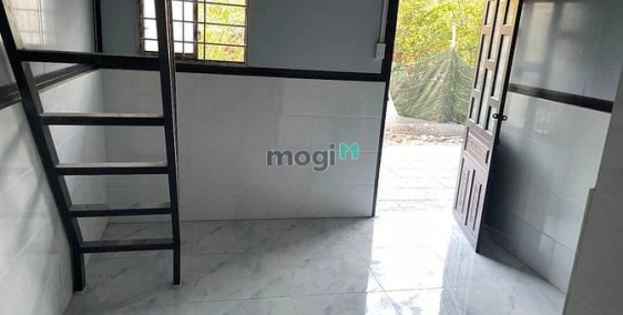 Phòng trọ: Phòng trọ mới xây xong, có gác.Q2