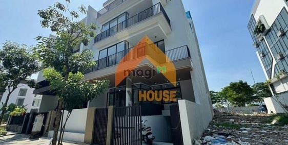 Văn phòng: ỐI ZỒI ÔI- TRÌNH là gì dạ thưa LÀ Villa MYSTERY Q2  đẹp vô đối LUÔN ạ