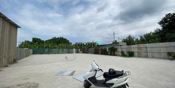 Nhà Kho - Xưởng: Cho thue 2000m2 đất mặt tiền sát Võ Trần Chí. Container vào tho