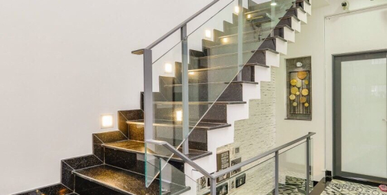 Bán gấp nhà mặt tiền đường Nguyễn Cửu Vân, p15, quận Bình Thạnh. 4x20m, hầm 7 lầ