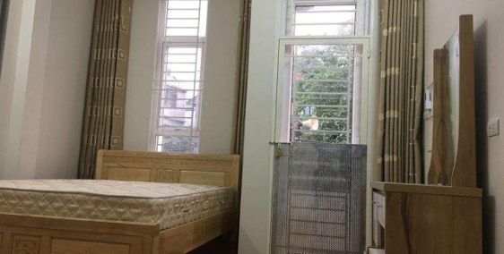 Cho thuê nhà phố Nguyên Hồng làm văn phòng, thời trang, spa... giá 12 triệu/tháng