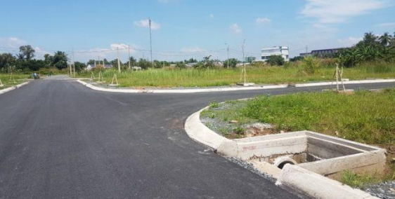 Cần bấn đất gấp ,mặt tiền đường Vườn Thơm,Bình Chánh,giá 13tr/m2,lh : 0901113604