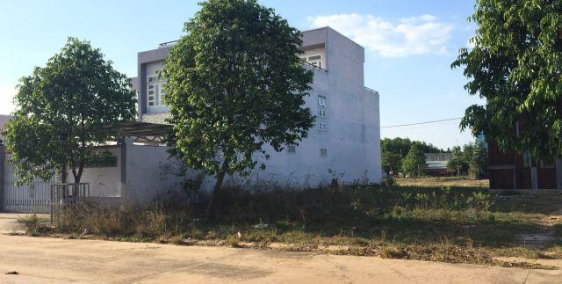 Cho tiền con trai xây nhà lấy vợ. tôi muốn bán lô đất 600m2 tại BD, sổ riêng, ngay chợ, dân đông