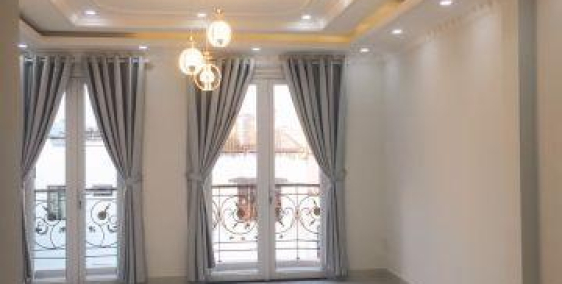 Nhà mặt tiền Phùng Văn Cung, 135m2 có thang máy