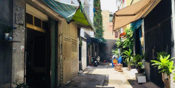 Bán nhà hẻm đường Lê Thúc Hoạch, DT 4m x 13m, nhà 2 lầu. Giá 4.75 tỷ.