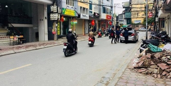 Cho thuê cửa hàng phố Trần Hữu Tước làm văn phòng giao dịch, tiệm nail ,...