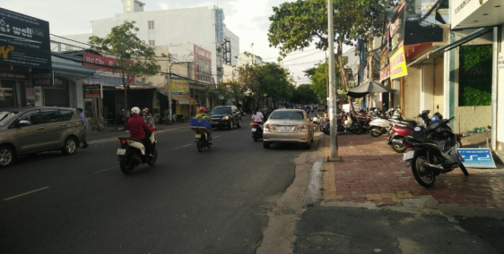 Cho thuê nhà 2 mặt tiền đường Trương Công Định, gần 250m2