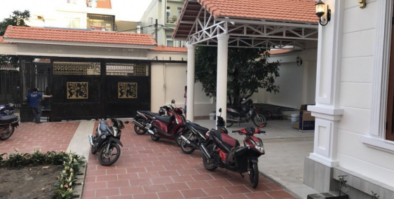 Bán nhà gấp, vị trí đẹp biệt thự  2 lầu cách ngã 4 thủ đức 200m