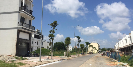 Gia đình cần bán nhà Biệt thự 3 lầu mặt tiền Hoàng Hoa thám , Bình Dương . LH :0