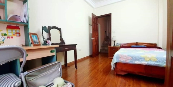 Cần bán nhà tại Cát Linh, DT 44m2, 4 tầng, ngõ rộng thông thoáng.