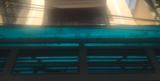 Nhà hẻm Lê Thánh Tôn ,hẻm cụt, cách chợ Bến Thành 50m 3-5 phút đi bộ.