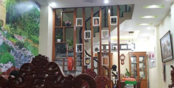 Nhà Đẹp cách mặt phố Cự Lộc 30m / 4 tầng/ 4 phòng ngủ/ Giá 3,2 tỷ
