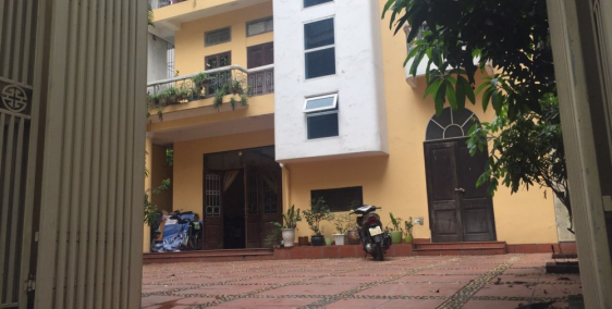 Cho thuê Biệt thự mặt ngõ rộng 3m, diện tích 150m2 x 3 tầng + Sân (150m2+40m2)
