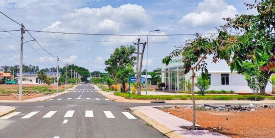 Đất nền sổ đỏ trung tâm TP Đồng Xoài, 4 tr/m2, 100m2, hạ tầng hoàn thiện, LH: 09