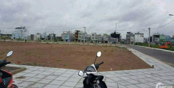 Đất trung tâm thành phố mặt tiền đường QL14 giá 560tr/200m2.