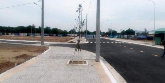 Đất trung tâm thành phố mặt tiền đường QL14 giá 560tr/200m2.