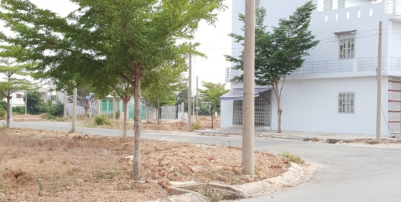 Chính chủ cần bán gấp lô góc 2 mặt tiền đường Tỉnh Lộ 10, gần ngã tư Bà Hom