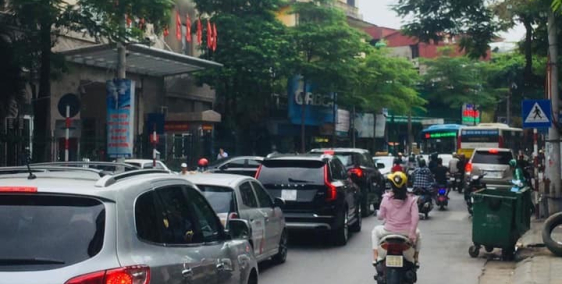 Cho thuê nhà mặt phố Khâm thiên ( khu vực rất sầm uất)