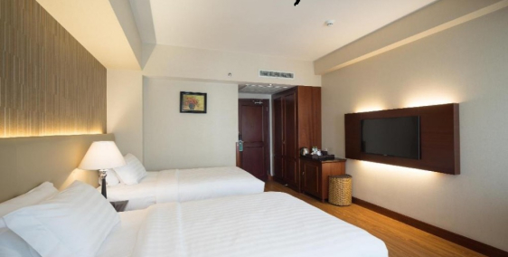 Bán gấp khách sạn 7 lầu MT Đường Calmette, Quận 1. Vị trí đẹp gần Lê Thị Hồng Gấ