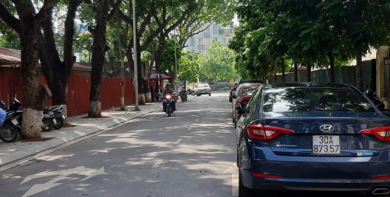 Bán nhà Nguyễn Văn Huyên, lô góc 3 thoáng, ô tô tránh, kinh doanh 68m2