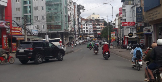 Bán gấp căn nhà ngay phố mặt tiền hẻm thông đường Hải Thượng  thành phố Đà Lạt